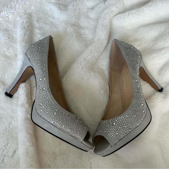 ADRIENNE VITTADINI -NWOT- Gervin Platform Pump in Silver - Picture 7 of 8